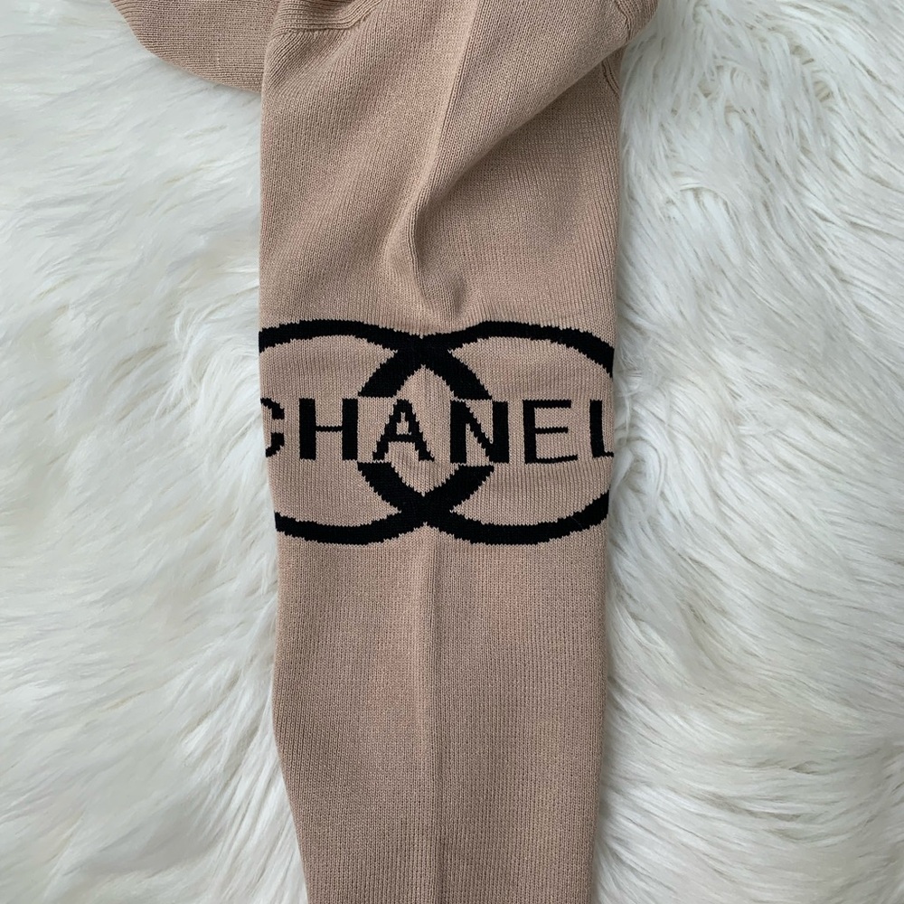 CHANEL Beige Sweater with Black CC Logo - Picture 8 of 8